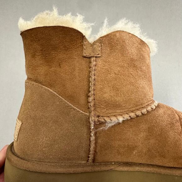 UGG Mini Bailey Button II in Chestnut US Size 8 Euro 39 ankle. Boot sheepskin - Picture 10 of 16